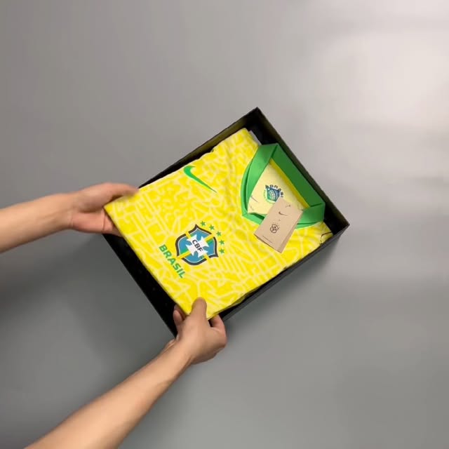 Camisa da seleção brasileira na embalagem