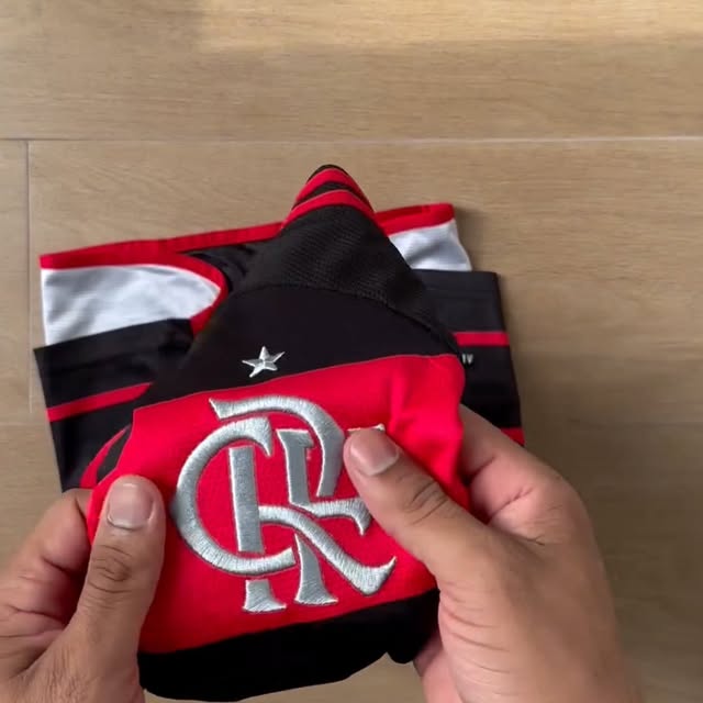 Camisa do Flamengo sendo retirada da embalagem